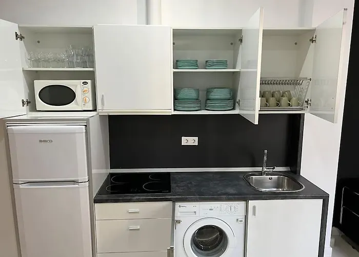 Japanese Style 9 Person Flat, Close To Alhambra